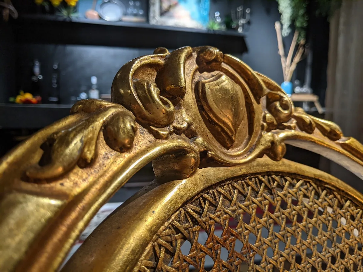 Detalhe da cadeira dourada — Penthouse Jacuzzi ao Lado do Elevador, Salvador, Bahia